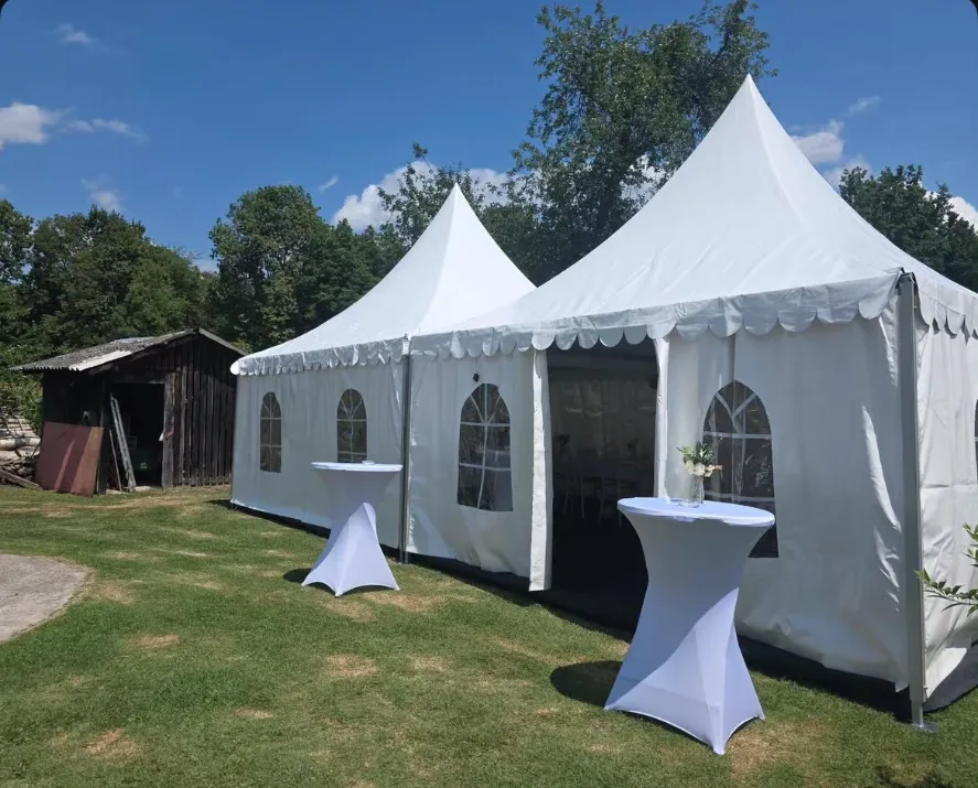 Dvije bijele pagode i barski stolovi na travnjaku