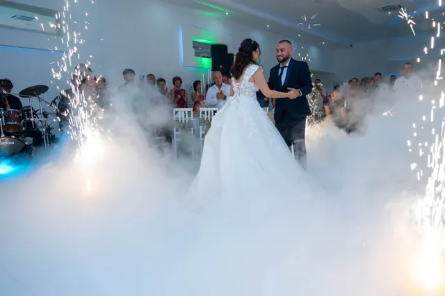 Prvi ples mladenaca uz niski dim i prskalice